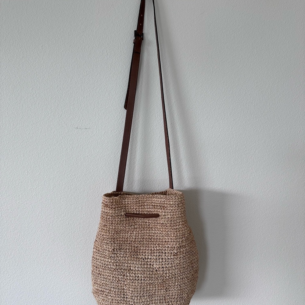 Faherty Raffia Drawstring Bucket Bag - Picture 3 of 6